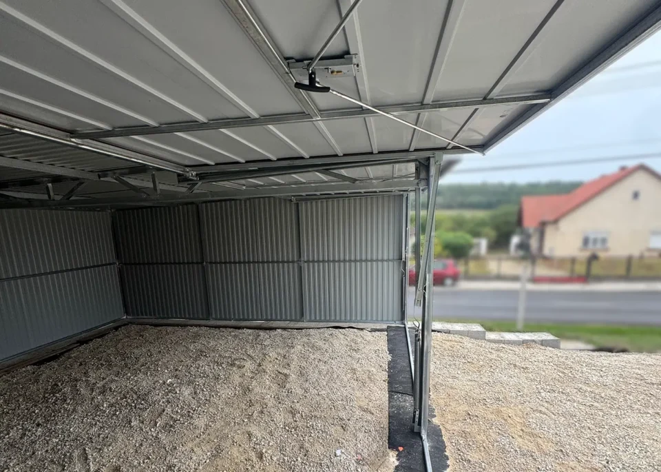 Eurostal.cz - interiér garáže, střed garáže