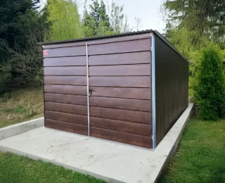 Plechová garáž 3 x 5 m zadní spád, dvoukřídlá vrata široký panel