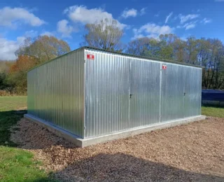 Plechová dvougaráž 6 x 5 m zadní spád, dvoukřídlá vrata + FAB