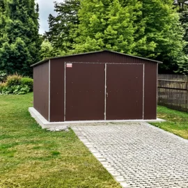 Plechová garáž 4x5 m se sedlovou střechou v matně hnědé barvě RAL 8017