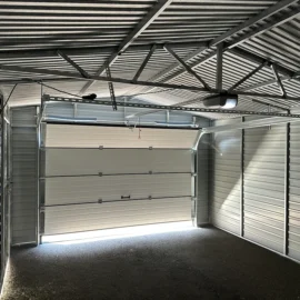 Moderní plechová garáž 4x6m s vodorovným trapézovým plechem a sekčními vraty