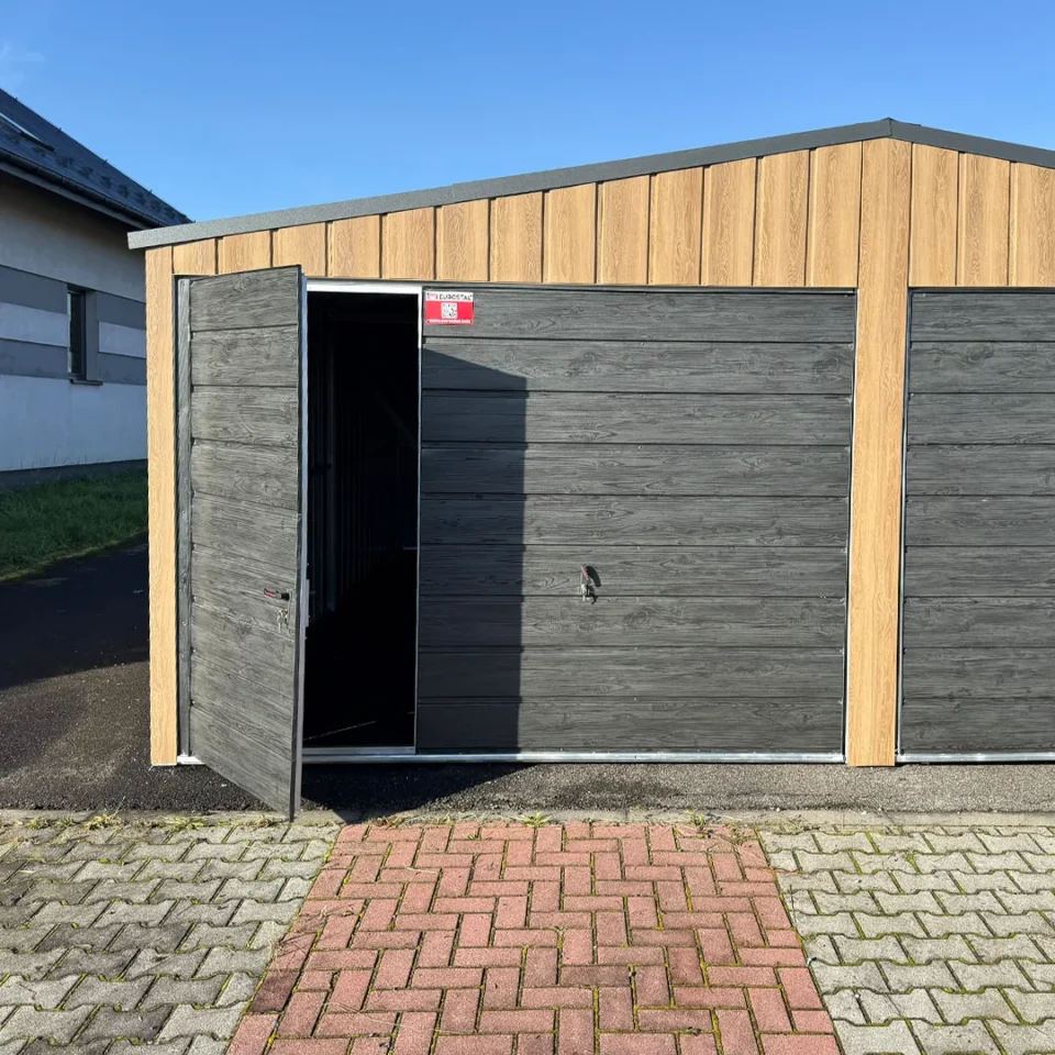 Plechová dvojgaráž 6x6 m Winchester dub s antracitovou sedlovou střechou