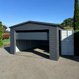 Moderní plechová garáž 4x6m s vodorovným trapézovým plechem a sekčními vraty